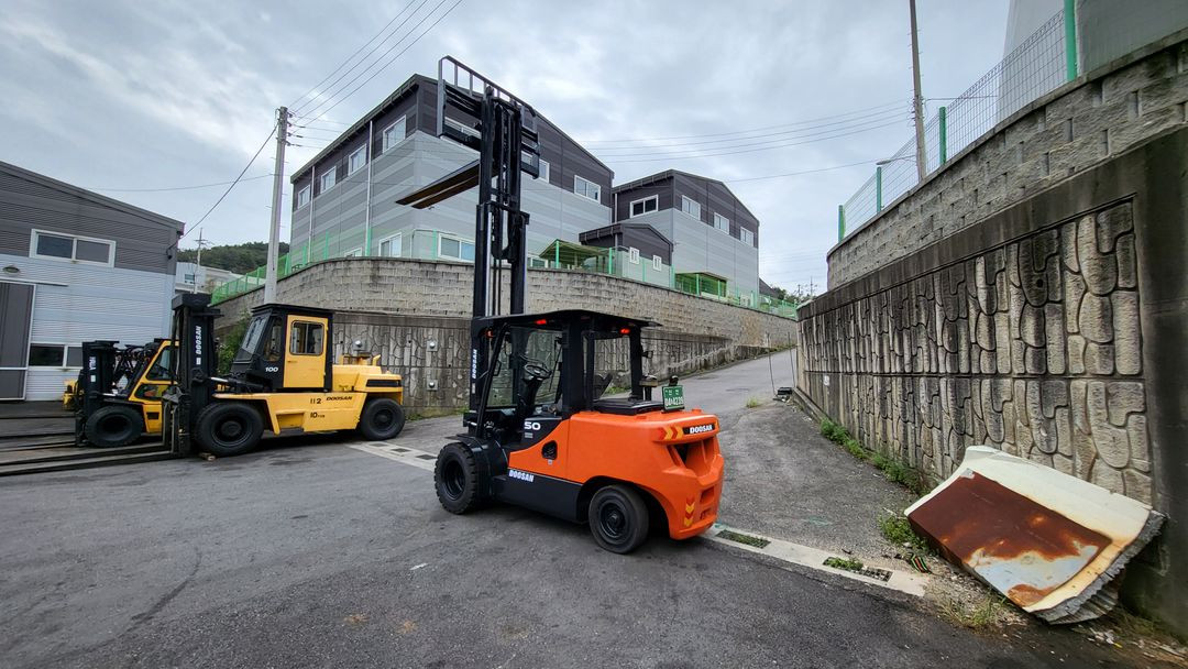 중고지게차 두산 미니5톤 3단마스트 자동발 16년식 디젤지게차 이미지