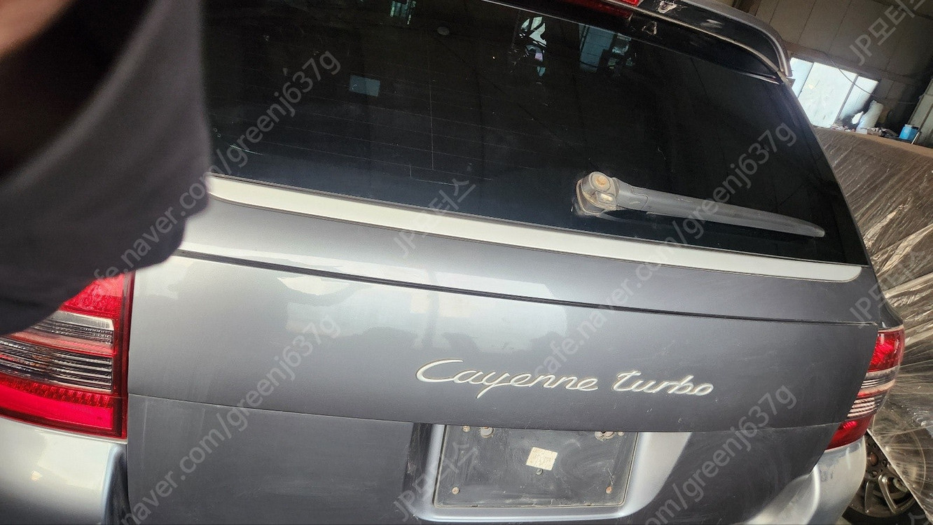 [중고]2005년식 955 카이엔 4.5L V8 트렁크 도어 앗세이 판매합니다--5