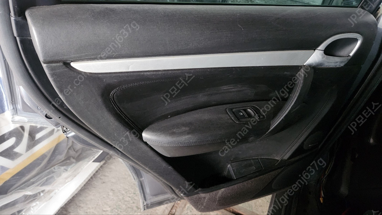 2005년식 955 카이엔 4.5L V8 리어 오른쪽(우측) 도어 앗세이 판매합니다--3
