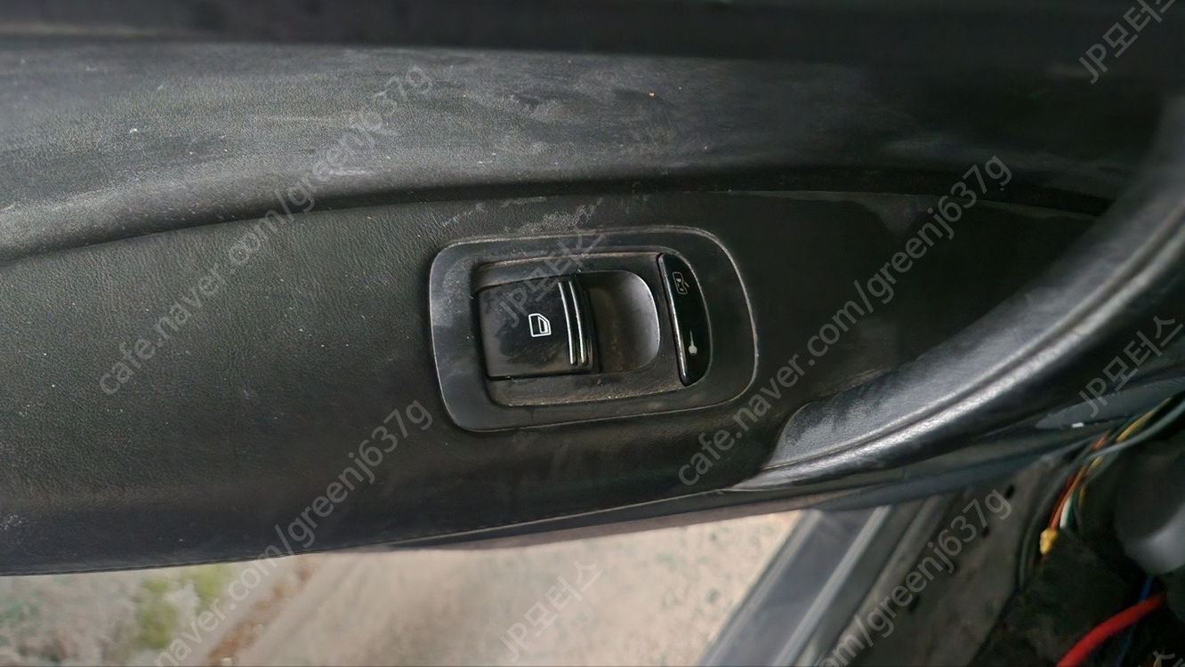 2005년식 955 카이엔 4.5L V8 리어 오른쪽(우측) 도어 앗세이 판매합니다--2