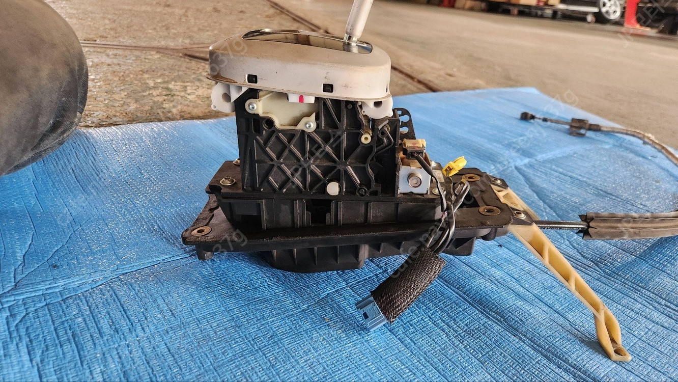 [중고] 2008년식 카이엔 957 기어 시프트 어셈블리(케이블 포함) 판매합니다--3