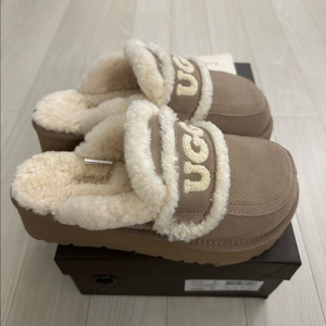 어그 바이올렛 시어링 플랫폼 슬리퍼 245 사이즈 팝니다.