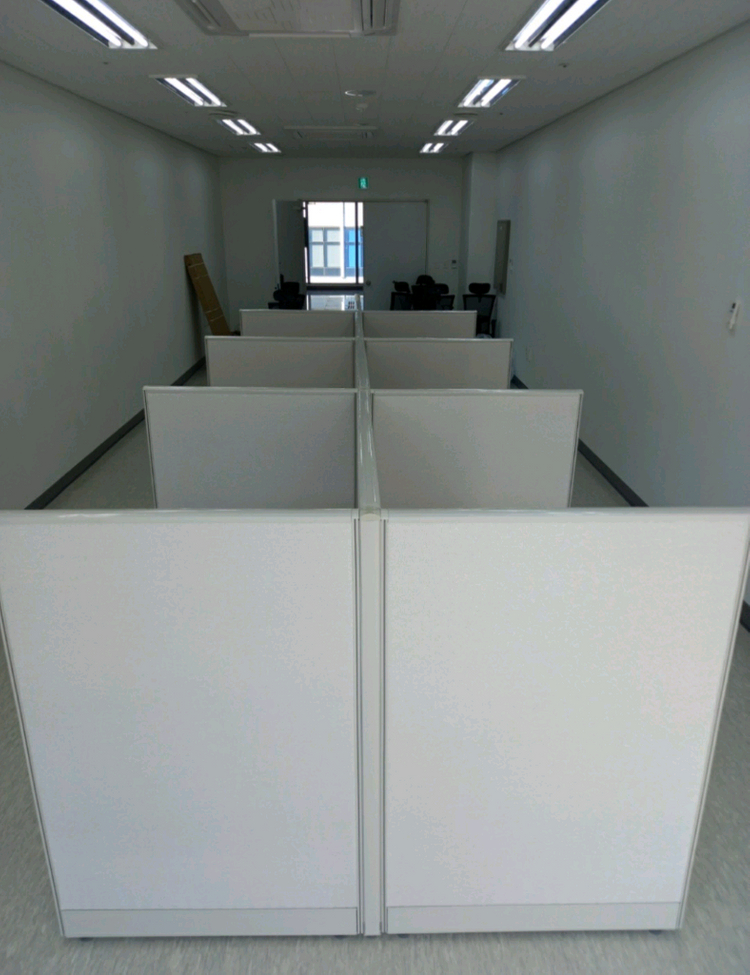 파티션 책상 의자 서랍 회의용테이블 원형탁자 철재캐비넷 철재진열장 철재사물함 철제보관함 철재유리진열장 이미지