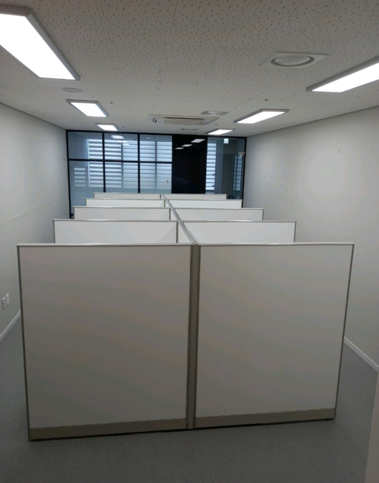 파티션 책상 의자 서랍 회의용테이블 원형탁자 철재캐비넷 철재진열장 철재사물함 철제보관함 철재유리진열장 이미지