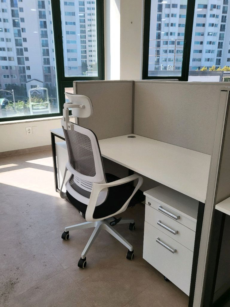 파티션 책상 의자 서랍 회의용테이블 원형탁자 철재캐비넷 철재진열장 철재사물함 철제보관함 철재유리진열장 이미지