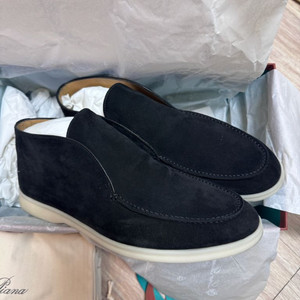 로로피아나 오픈워크 스웨이드 로퍼. (백화점구매. 블랙. 40.5사이즈)