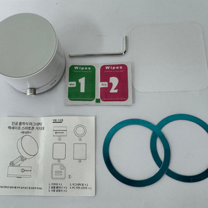 이하니 스위치형 진공흡착 마그네틱 맥세이프 차량용 스마트폰 접이식 거치대