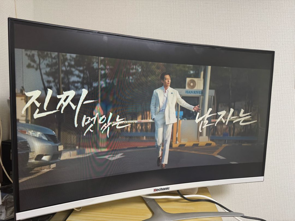 커브드 강화유리 화이트 32인치 가성비 모니터--2