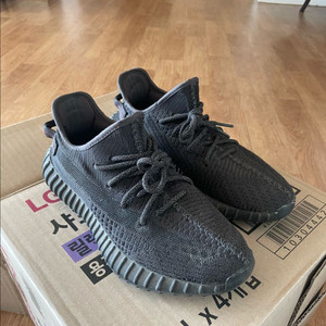 아디다스 이지부스트 트리플블랙 논리플렉티브 265 이미지