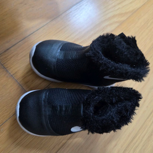 나이키 아기 털 부츠 130 사이즈 팔아요^^