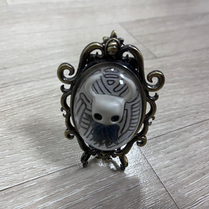 할로우나이트 실크송 한정판 뱃지 피규어