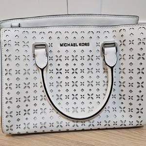 마이클코어스 화이트 펀칭 토트백