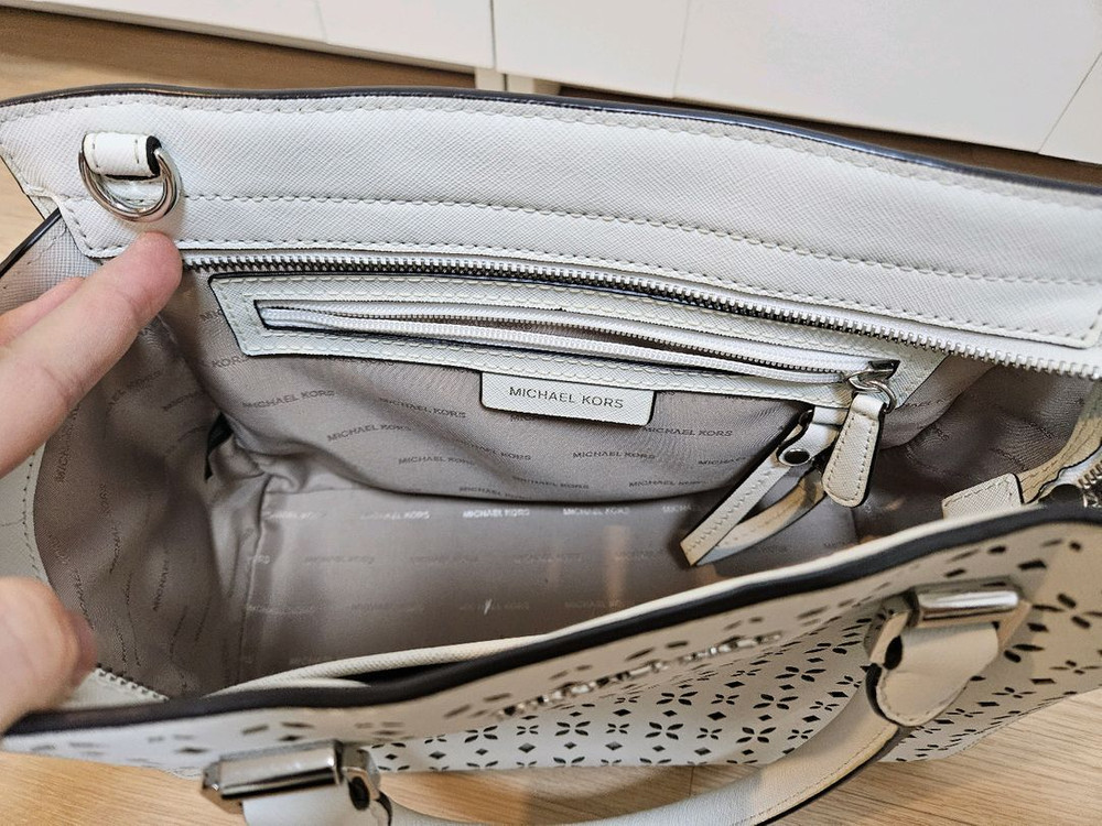 마이클코어스 화이트 펀칭 토트백--1