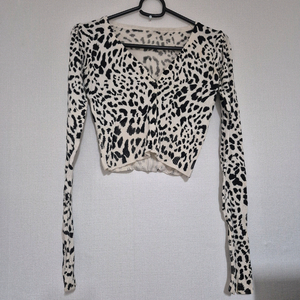 레오파드 패턴 크롭 니트 호피무늬 가디건 크롭 점박이 달마시안 니트 착붙티 브이넥