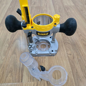 디월트 플런지 베이스 DNP612, DNP616 판매합니다.