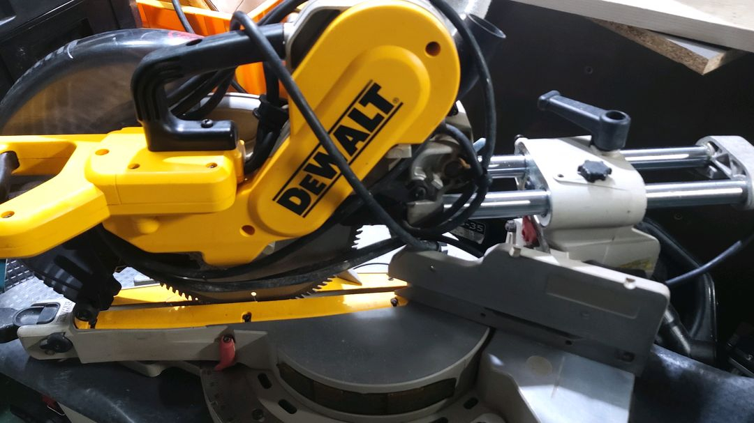 디월트슬라이딩 각도절단기 DW717판매합니다 이미지