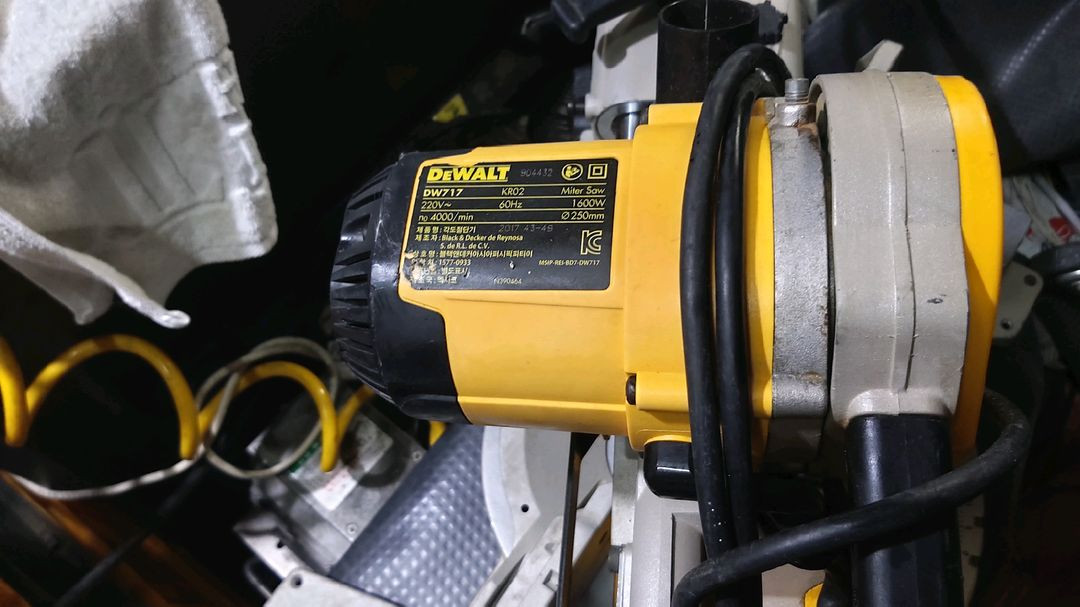 디월트슬라이딩 각도절단기 DW717판매합니다 이미지