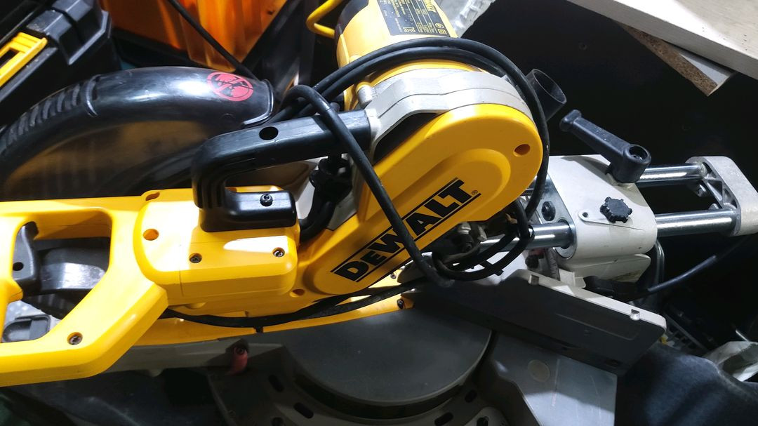 디월트슬라이딩 각도절단기 DW717판매합니다 이미지