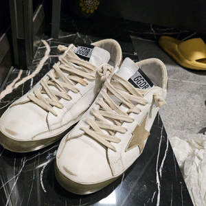 골든구스 남성 스니커즈 슈퍼스타 골드 1회착용 39사이즈