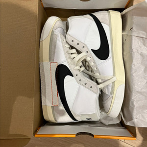 나이키 블레이저 미드 77 / 275