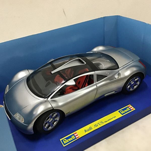 Revell 1:18 레벨 1:18 아우디 AVUS 콰트로.중고제품 팝니다.