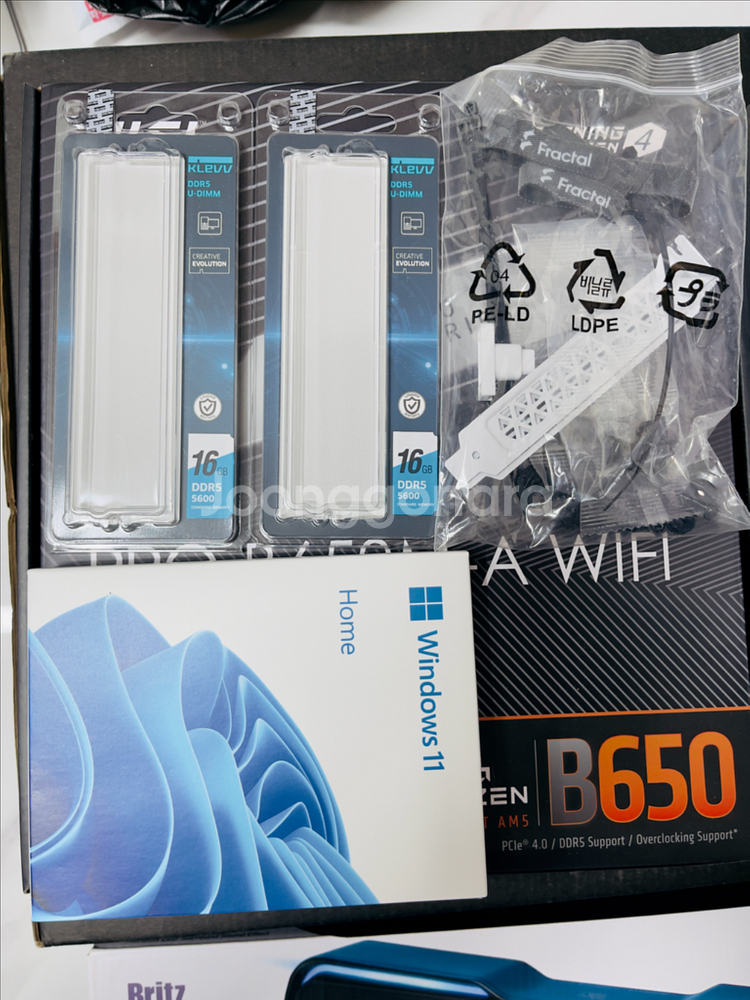 화이트 컨셉 컴퓨터 모니터 판매합니다--9