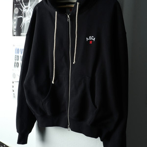 W(M) 에이카화이트 후드집업 스몰로고 세미크롭 블랙