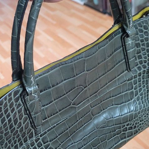 네, 이번에는 사진으로 보내주신 코치(COACH) 가방에 대한 정보를 정리해 드리겠습니다. 당근마켓에 올리실 때 참 이미지