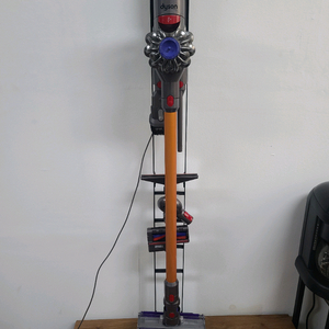 다이슨 V8 앱솔루트 무선청소기(삼성배터리>43분 연속작동,별도거치대 포함,전체해체하여 Cleaning완)