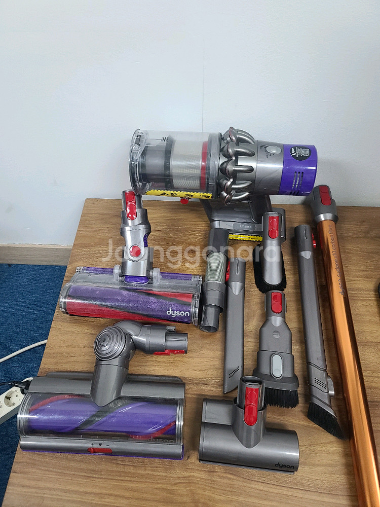 다이슨 무선청소기 V10(거의 A급,삼성배터리교체>1시간14분작동,덴켄거치대,전체해체,Cleaning완)--1