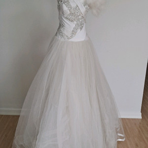 본식 화이트 깃털 튜플 웨딩드레스(웨딩촬영 대여용,대여비로 구입하세요)