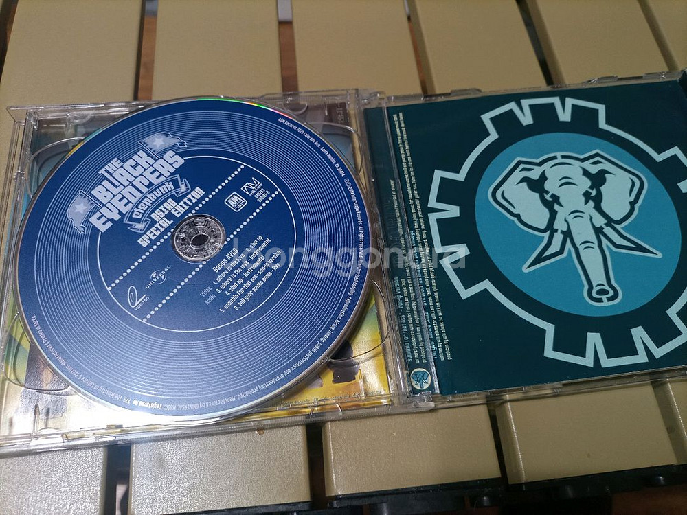 블랙 아이드 피스의 Elephunk 앨범 Asian Special Edition입니다--4