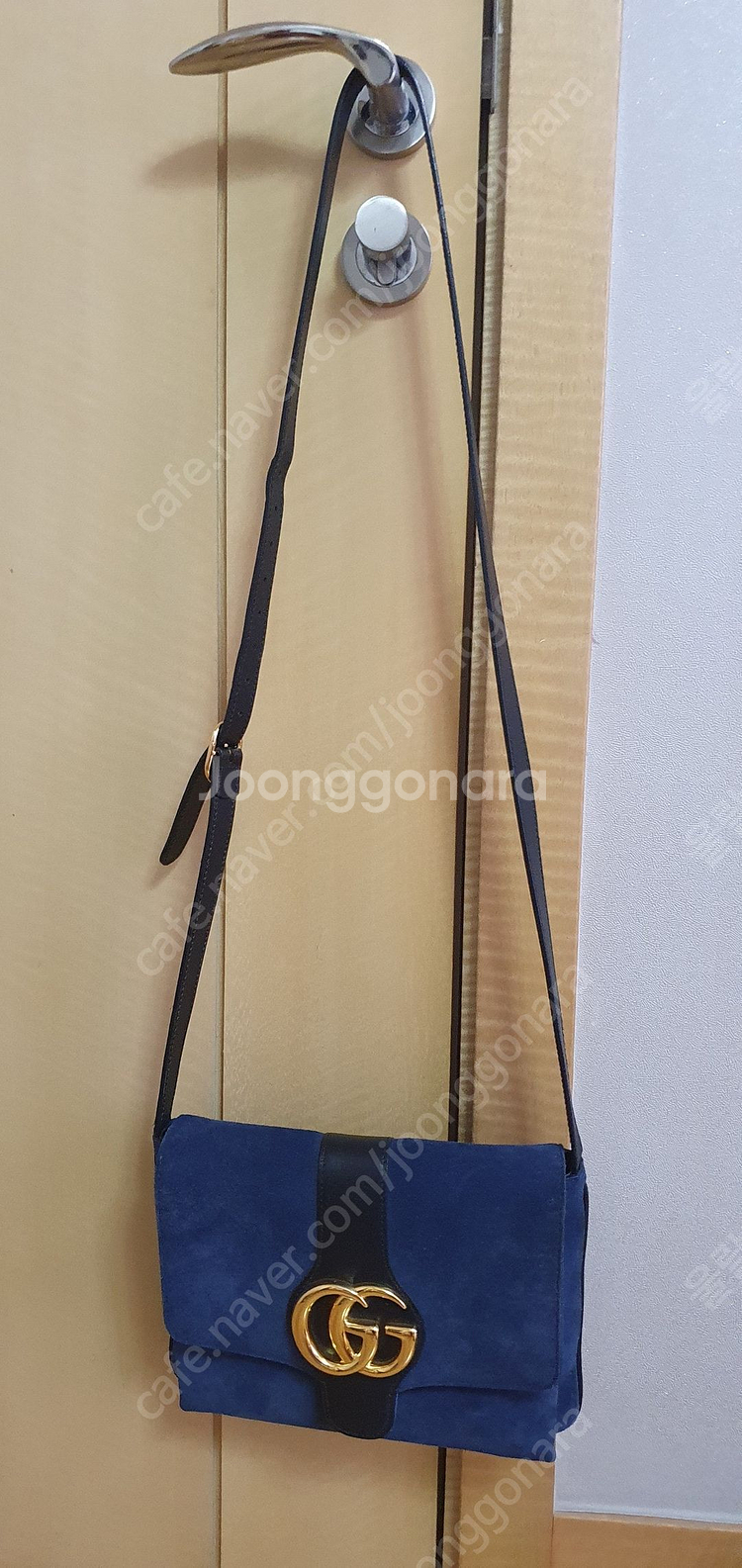 구찌 GG 스웨이드 숄더백 미듐 550126--8