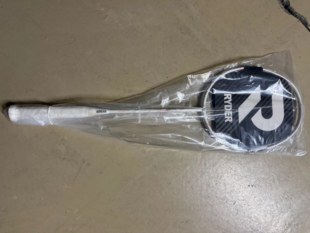 라이더 스톰2000 배드민턴 라켓 각각 두자루 판매 - 안심되는 중고거래