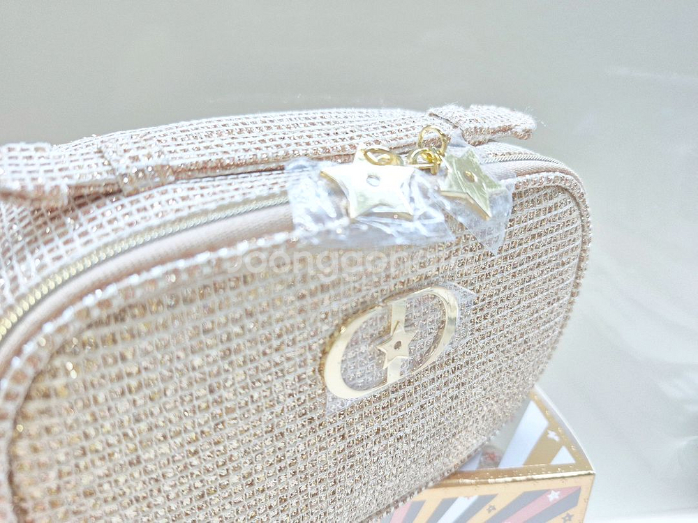 [한정판 새상품] 디올 2025 홀리데이 골드 파우치--1