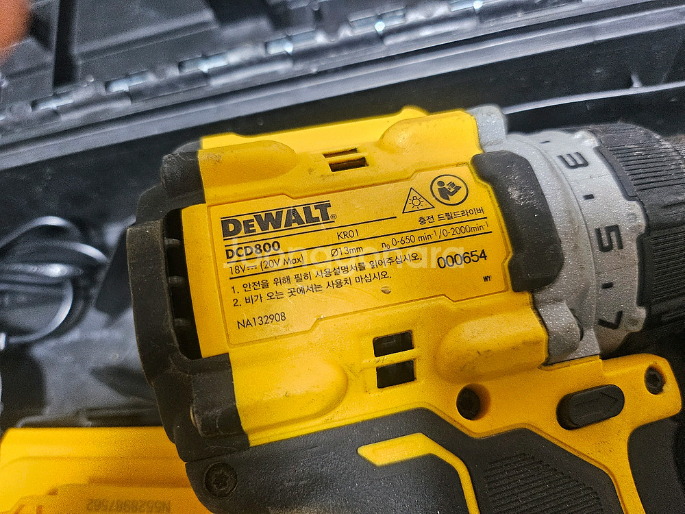 디월트 20V MAX 브러쉬리스 전동 스크류 드라이버 드릴--1