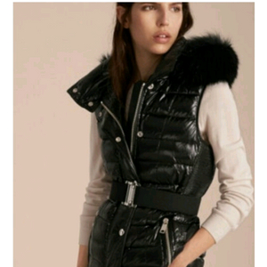 (새상품) 버버리 퍼후드트리밍 패딩베스트