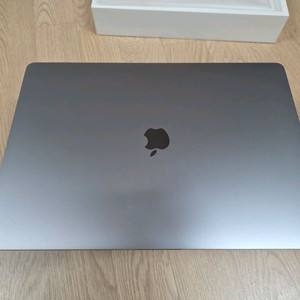 맥북프로 16인치(2019) i9 2.3G / 32G / 1TB / 5500M 8G 박스풀 팝니다.