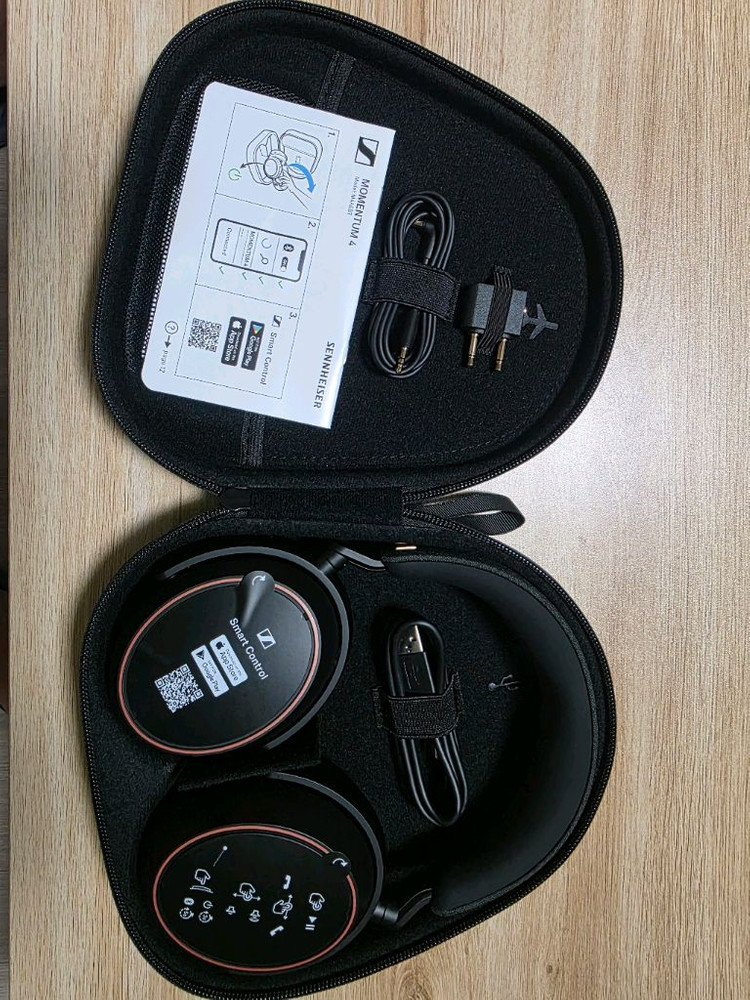 젠하이저 모멘텀4 무선 헤드폰 블랙 & 골드--0