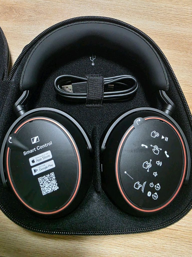 젠하이저 모멘텀4 무선 헤드폰 블랙 & 골드--1