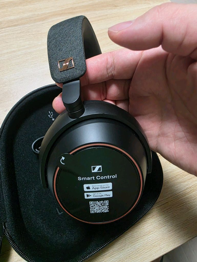 젠하이저 모멘텀4 무선 헤드폰 블랙 & 골드--2