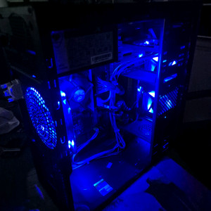 PC 케이스와 550W 파워 함께 판매 전체적으로 깨끗하고 작동잘됩니다