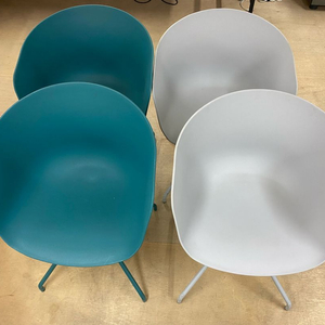 카페의자/응접실의자/식탁의자 4개 (teal색2, 옅은회색 2)