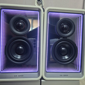 에디파이어 QR65 화이트 PC 스피커입니다