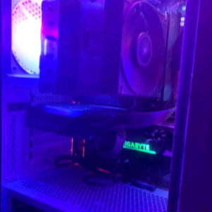 라이젠 7 5700x 게이밍 컴퓨터 판매합니다.