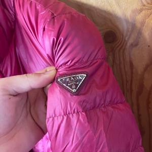 프라다 삼각로고 패딩 판매 합니다.