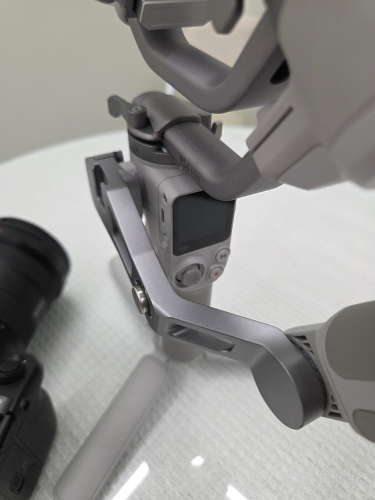 소니 FX30 & FE 2.8/16-35 GM 렌즈 + DJI RS4 Mini 콤보 짐벌 이미지