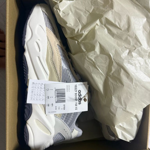 아디다스 이지 부스트 700 V2 크림 사이즈 255 이미지