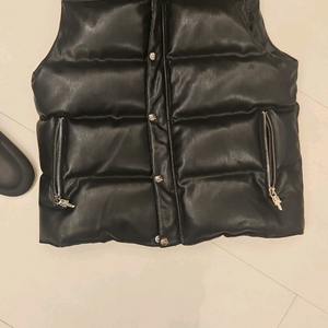 크롬하츠 레더 패딩 조끼. 도금