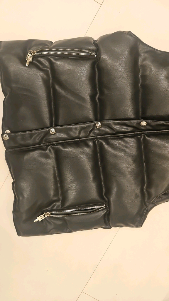 크롬하츠 레더 패딩 조끼. 도금 이미지